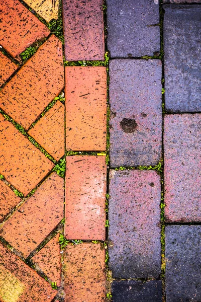 風化した古いレンガの壁の背景 — ストック写真