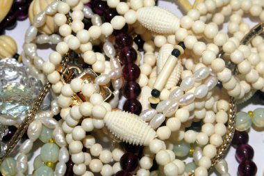 Beyaz Arkaplanda Elmas ve Mücevherleri Olan Güzel Bir Kostüm