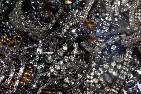 Vacker Kostym Smycken Med Diamanter Och Pärlor Vit Bakgrund — Stockfoto