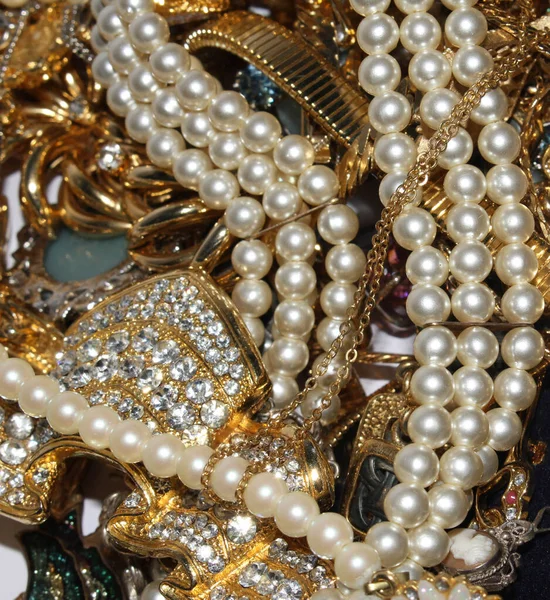 Vacker Kostym Smycken Med Diamanter Och Pärlor Vit Bakgrund — Stockfoto