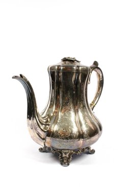 Antika bir çaydanlık ya da Beyaz Arkaplanda Metalde Çay demliği