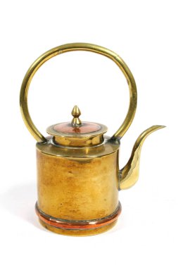 Antika bir çaydanlık ya da Beyaz Arkaplanda Metalde Çay demliği