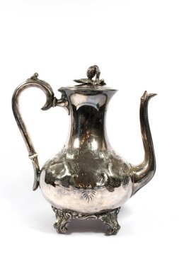 Antika bir çaydanlık ya da Beyaz Arkaplanda Metalde Çay demliği