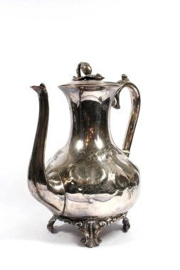 Antika bir çaydanlık ya da Beyaz Arkaplanda Metalde Çay demliği