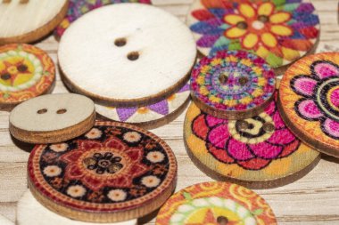 Masada Sevimli Renkli Düğmeler Yakından