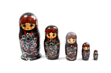 Beyaz Arkaplanda Tahta Yuvalı Bebekler Koleksiyonu