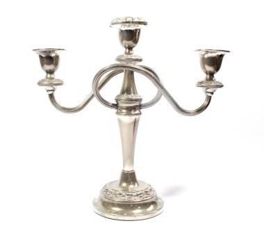 Beyaz Arkaplanda Antika Gümüş bir şamdan