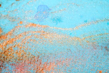 Desenli Arkaplanda Mavi ve Bronz Boya