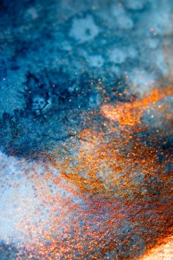 Desenli Arkaplanda Mavi ve Bronz Boya