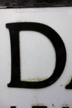 Sıkıntılı Tipografide Yazılı Bir Harf Bulundu