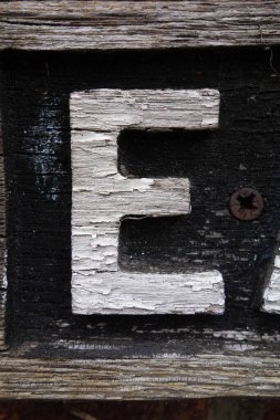 Sıkıntılı Tipografide Yazılı Bir Harf Bulundu