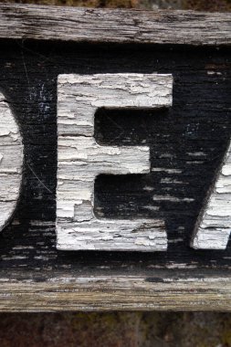 Sıkıntılı Tipografide Yazılı Bir Harf Bulundu