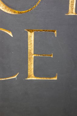 Sıkıntılı Tipografide Yazılı Bir Harf Bulundu