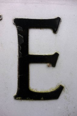 Sıkıntılı Tipografide Yazılı Bir Harf Bulundu