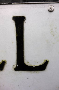 Sıkıntılı Tipografide Yazılı Bir Harf Bulundu