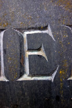 Sıkıntılı Tipografide Yazılı Bir Harf Bulundu