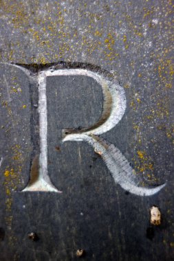 Sıkıntılı Tipografide Yazılı Bir Harf Bulundu