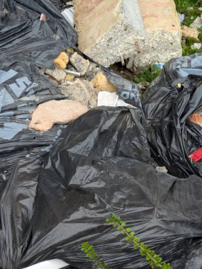 Moloz Endüstriyel atıklar. Ev yapımı yenileme projesi. Çöp torbaları. Kırık kiremitler.