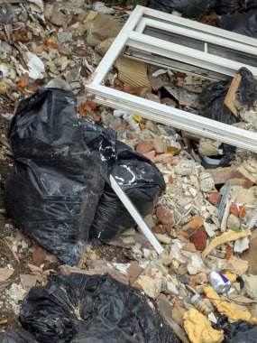 Moloz Endüstriyel atıklar. Ev yapımı yenileme projesi. Çöp torbaları. Kırık kiremitler.