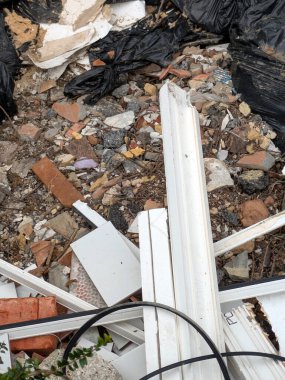 Moloz Endüstriyel atıklar. Ev yapımı yenileme projesi. Çöp torbaları. Kırık kiremitler.