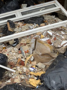 Moloz Endüstriyel atıklar. Ev yapımı yenileme projesi. Çöp torbaları. Kırık kiremitler.