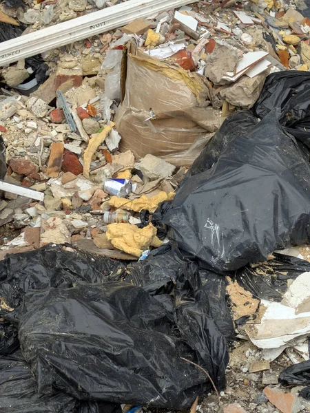 Moloz Endüstriyel atıklar. Ev yapımı yenileme projesi. Çöp torbaları. Kırık kiremitler.