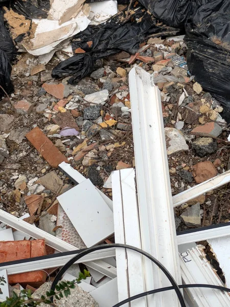 Moloz Endüstriyel atıklar. Ev yapımı yenileme projesi. Çöp torbaları. Kırık kiremitler.