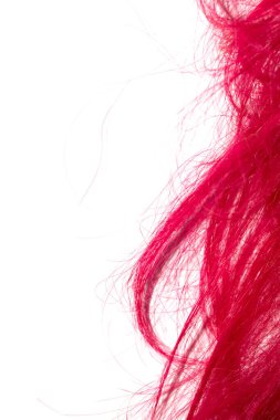 Beyaz arka planda parlak kırmızı saç telleri