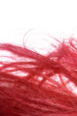 Beyaz arka planda parlak kırmızı saç telleri