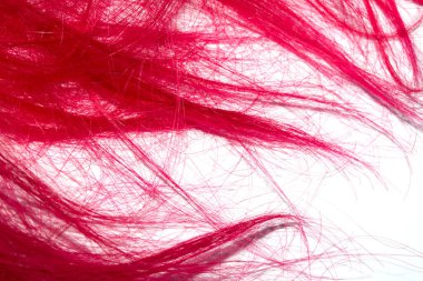 Beyaz arka planda parlak kırmızı saç telleri