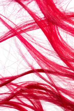 Beyaz arka planda parlak kırmızı saç telleri