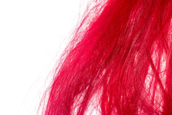 Beyaz arka planda parlak kırmızı saç telleri