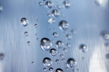 Soyut yüzen kabarcıkları kapat su damlacıkları yoğunlaşma yağmurunu cam şeffaf bokeh arkaplan üzerine yağdır