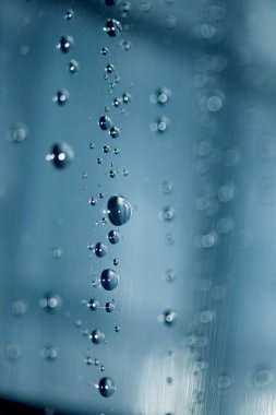 Soyut yüzen kabarcıkları kapat su damlacıkları yoğunlaşma yağmurunu cam şeffaf bokeh arkaplan üzerine yağdır