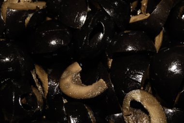 Dilimlenmiş siyah zeytinleri kapat.