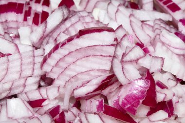 Dilimlenmiş kırmızı soğanları yakın çekim akşam yemeği için hazırlayın.