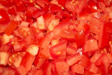 Dilimlenmiş kırmızı domatesleri kapatın.