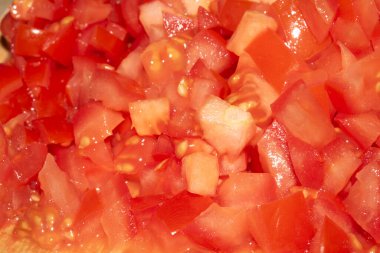 Dilimlenmiş kırmızı domatesleri kapatın.