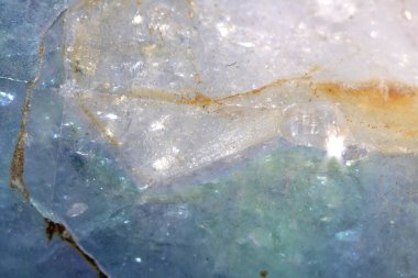 Kristal parçalarını kapatın. Kuvars 'ı iyileştiren jeolojik doğal iyileştirme taşı.