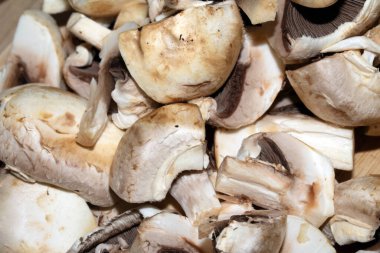 Doğranmış çiğ mantarları doğrama tahtasına koyup pişirmek için hazırlayın.