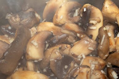 Sarımsaklı, kavrulmuş, dumanlı ve taze mantar yakın çekim