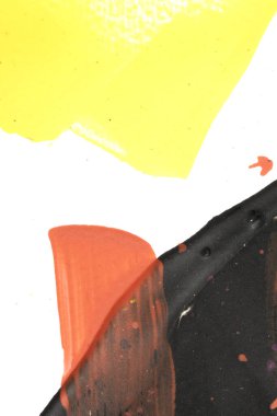 Canlı, kırmızı, siyah ve sarı akrilik boya beyaz arka planda çizgiler ve girdaplar açar.