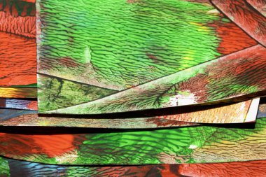 Kalın, canlı, soyut akrilik boya dokusu ve sıçramış çizgiler.