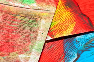 Kalın, canlı, soyut akrilik boya dokusu ve sıçramış çizgiler.