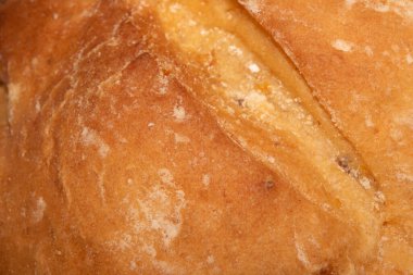 Ev yapımı ekmek rulolarının yakınına taze pişmiş baget ekmeği.