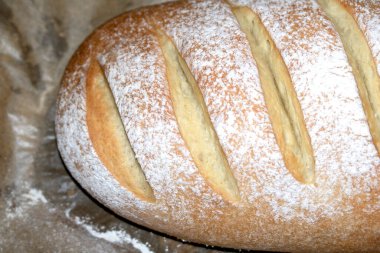 Yuvanın yakınında taze pişmiş ekmek var.