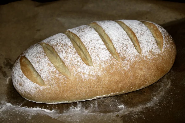 Yuvanın yakınında taze pişmiş ekmek var.