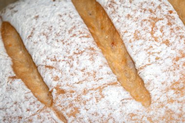 Yuvanın yakınında taze pişmiş ekmek var.