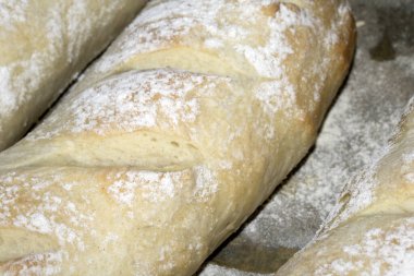 Taze ev yapımı baget ekmeği fırından yeni çıkmış ve hala pişirme tepsisinde duruyor.