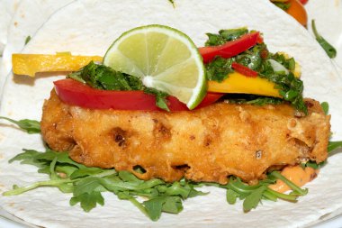 Çok lezzetli kızarmış ananaslı taco biberli ve limonlu sokak yemeği.